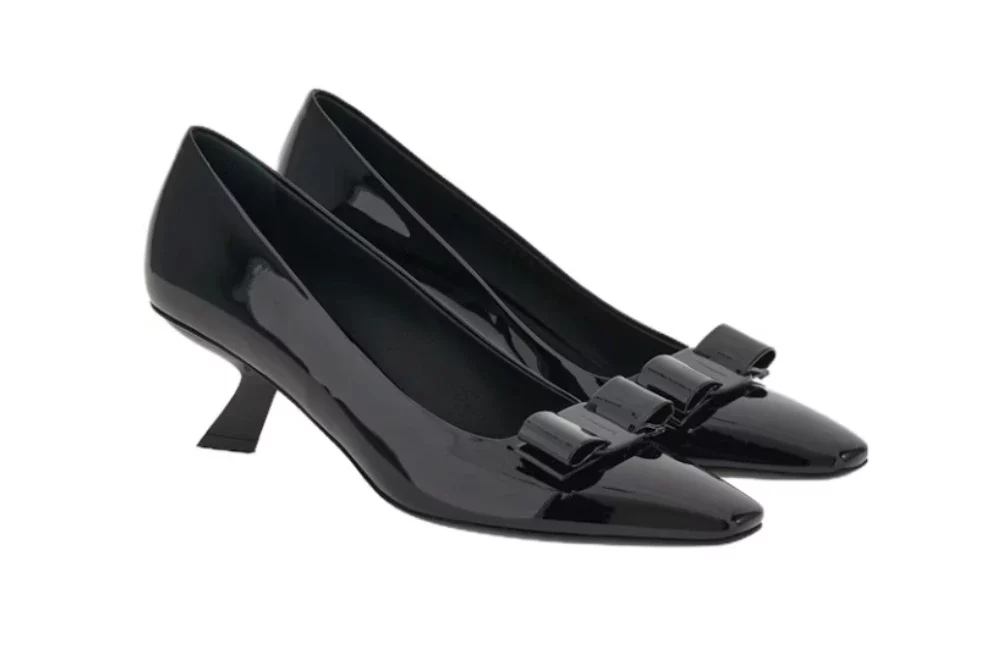 (W) FERRAGAMO Salvatore Patent Leather Pointed-Toe Kitten Heels 'Black Bow'